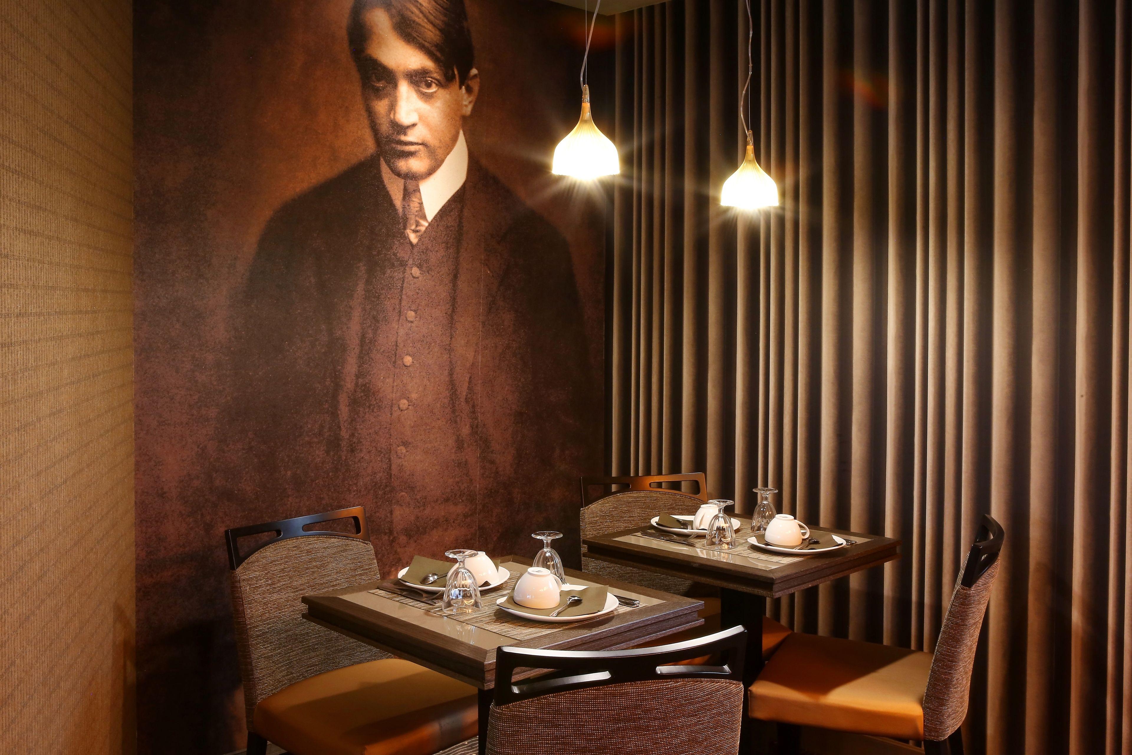 Litteraire Le Swann, Bw Premier Collection Paris